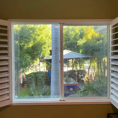 Private Room In Los Angeles With Wifi And Ac And Private Fridge!!!